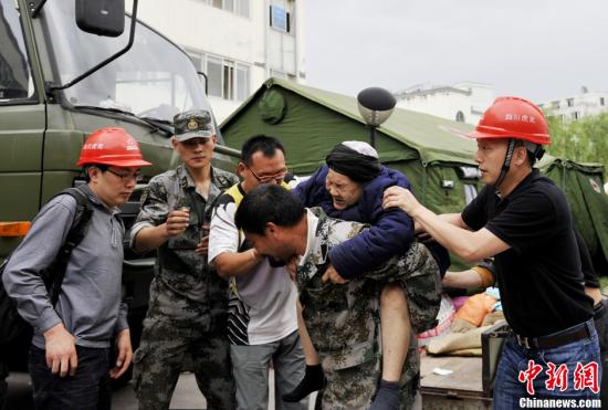 雅安地震：人性在災難中發光 善舉倍感溫情(圖)