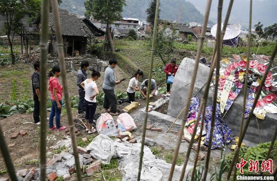 四川蘆山地震哀悼日：震后反思 從敬畏生命開(kāi)始