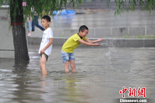 山西暴雨傾城 太原多路段成“汪洋”