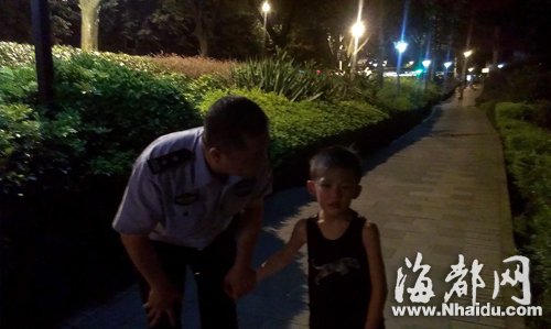 父子夜游西湖公園捉迷藏 父親藏太好差點丟了娃