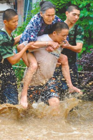 男子洪水中救人遭妻子埋怨回答：你曉得個錘子