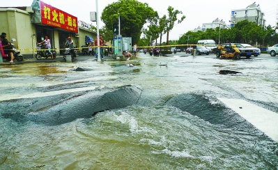 直徑700毫米水管爆裂 搶修人員3次悶水將閥門關閉