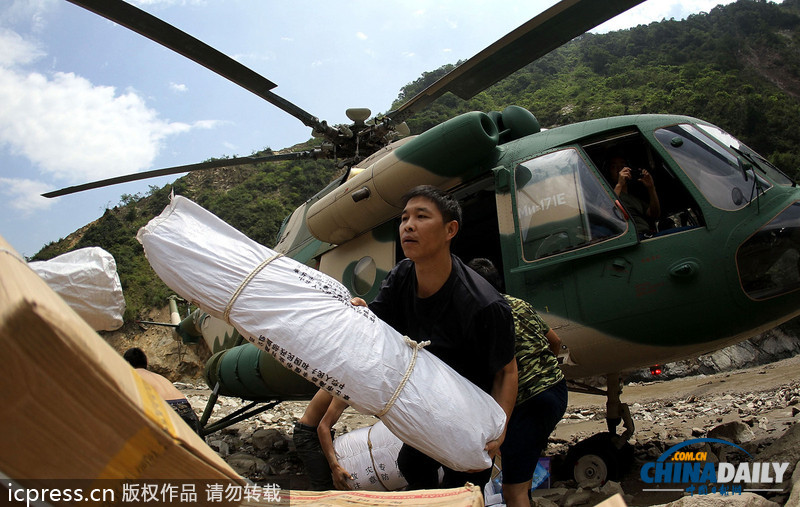 暴雨泥石流致汶川草坡鄉成孤島 直升機空投馳援