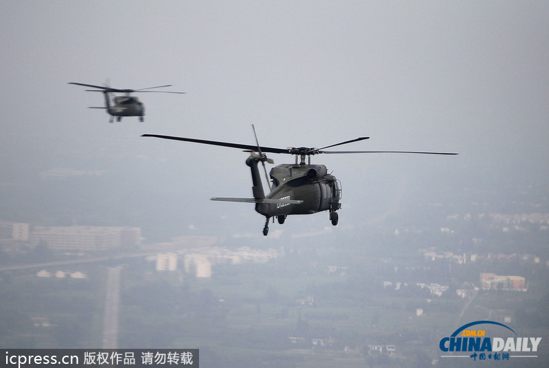 暴雨泥石流致汶川草坡鄉(xiāng)成孤島 直升機空投馳援