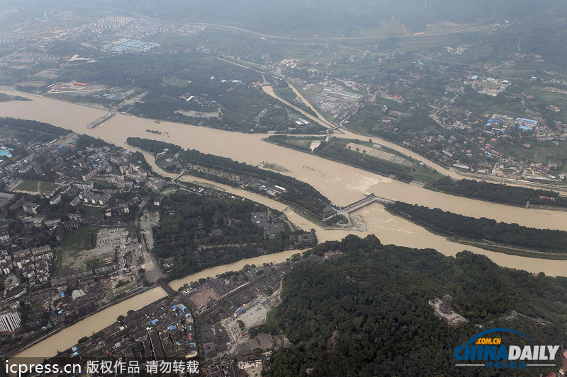 暴雨泥石流致汶川草坡鄉成孤島 直升機空投馳援