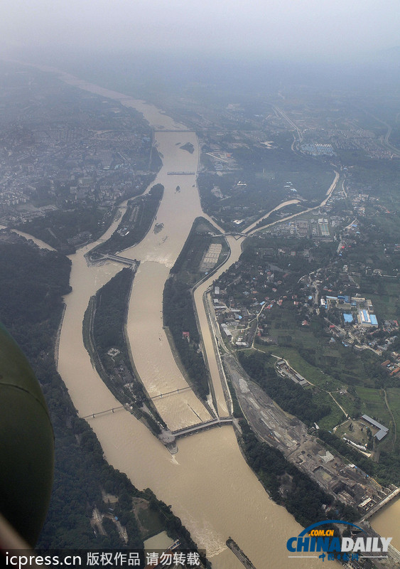 暴雨泥石流致汶川草坡鄉成孤島 直升機空投馳援