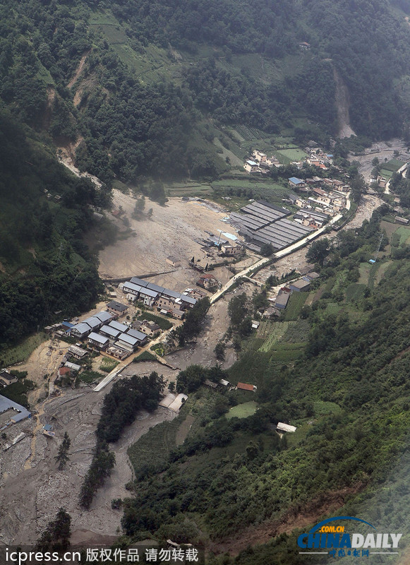 暴雨泥石流致汶川草坡鄉成孤島 直升機空投馳援