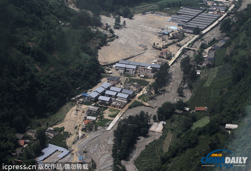 暴雨泥石流致汶川草坡鄉(xiāng)成孤島 直升機(jī)空投馳援