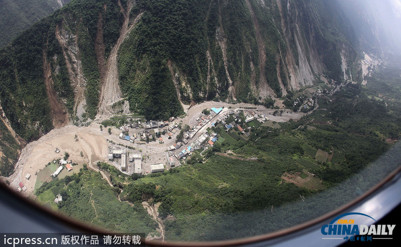 暴雨泥石流致汶川草坡鄉成孤島 直升機空投馳援