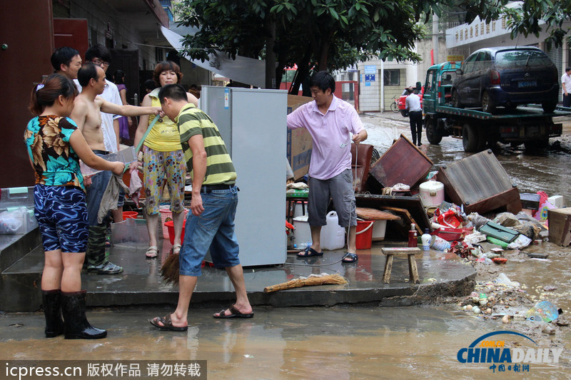 湖北鄖縣遭強降雨：房屋被毀雞場被淹 死雞尸體堆滿地