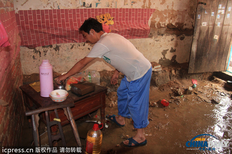 湖北鄖縣遭強降雨：房屋被毀雞場被淹 死雞尸體堆滿地