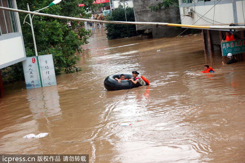 四川閬中：洪水來臨房屋被淹 汽車內(nèi)胎充當“諾亞方舟”