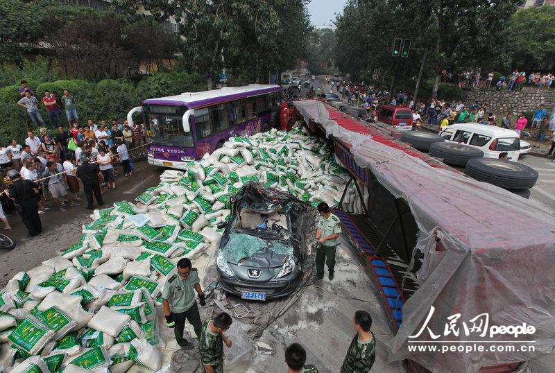 高清：河南大貨車側(cè)翻壓癟小轎車 女車主奇跡生還