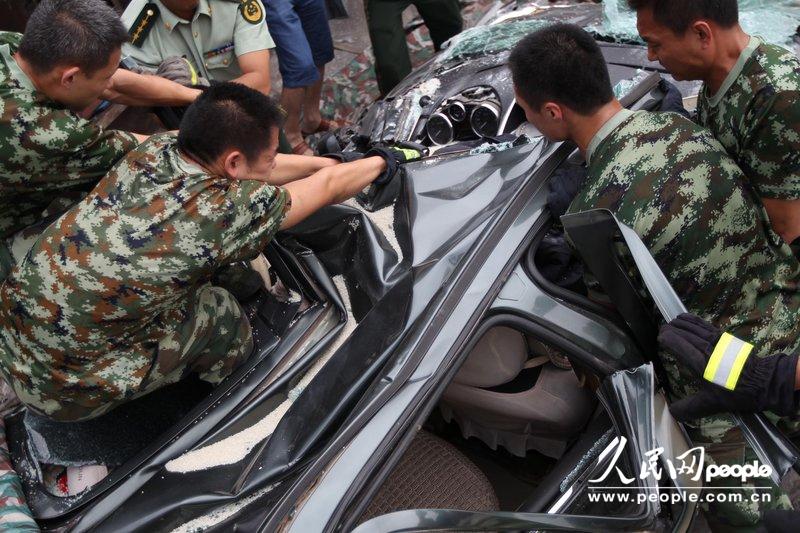 高清：河南大貨車側(cè)翻壓癟小轎車 女車主奇跡生還