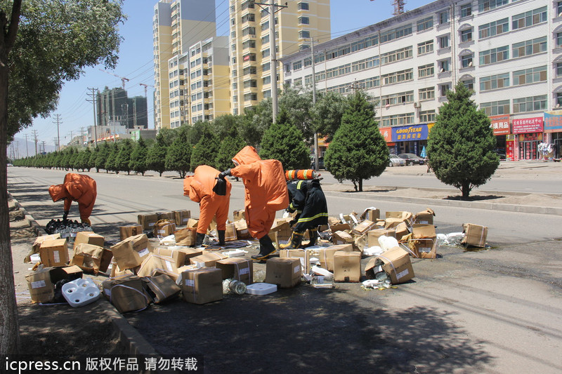 甘肅：50余箱強(qiáng)酸倒貨過程中掉落泄漏 消防緊急處置