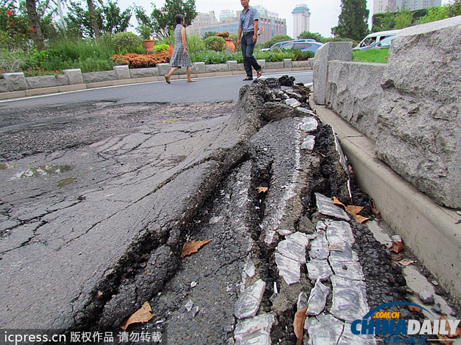 南京連日高溫 市內道路被曬成“波浪路”