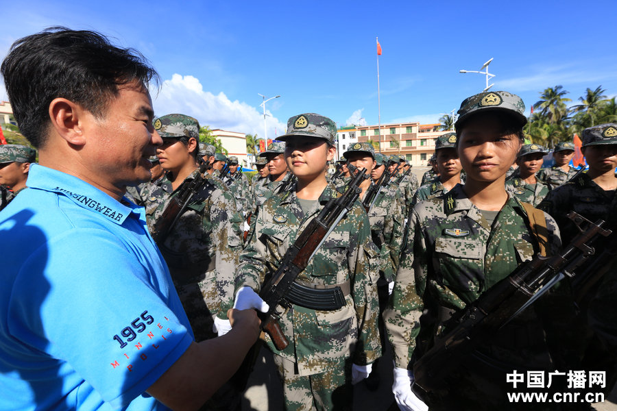 組圖:三沙市組建海上民兵連 女兵挎56步槍宣誓