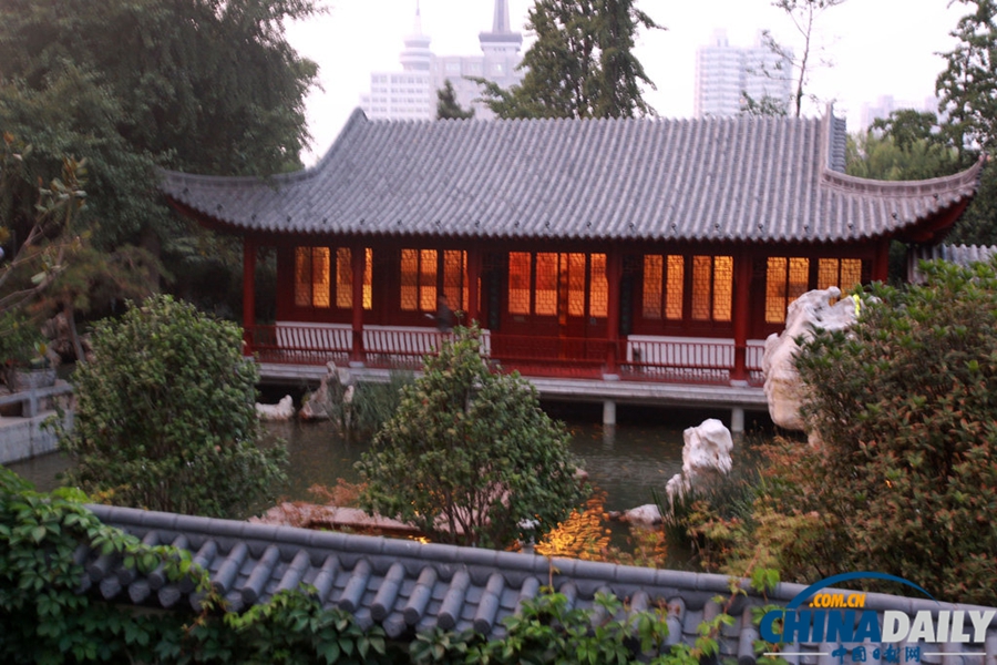 高清：鄭州一公園每天只開4小時 閉園后變高檔餐館