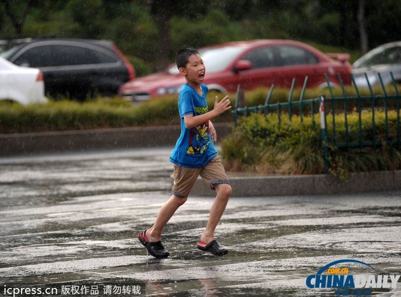 火箭彈射入空中 杭州成功實施人工增雨緩解旱情