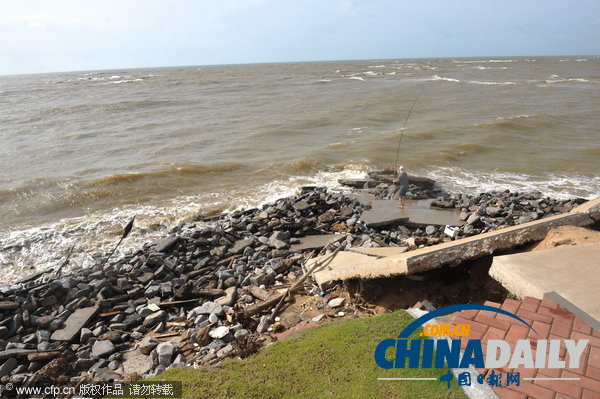 海南博鰲灣海堤坍塌 游人冒險垂釣