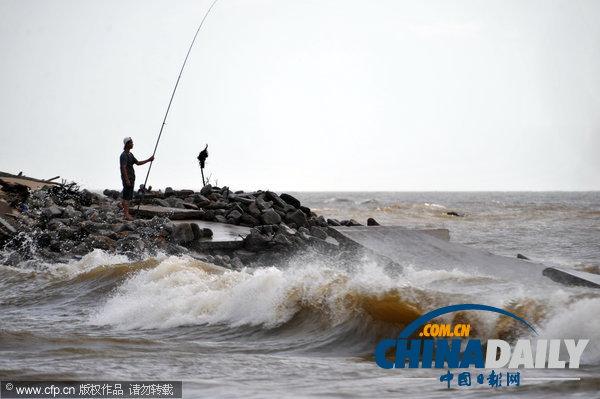 海南博鰲灣海堤坍塌 游人冒險垂釣