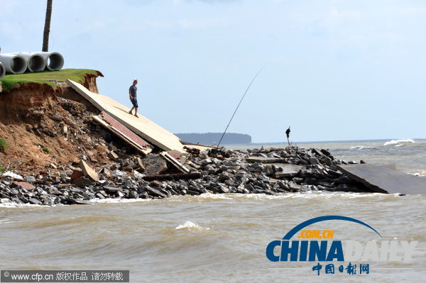 海南博鰲灣海堤坍塌 游人冒險垂釣