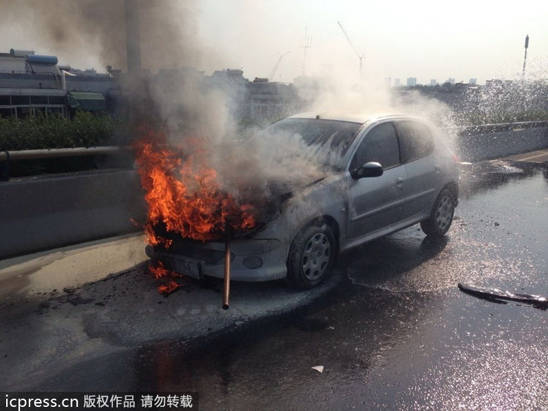 南京：標致轎車自燃面目全非 車主僥幸逃生