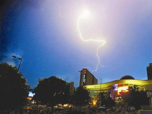 武漢一日內高溫雷電降雨冰雹 仍難解創紀錄酷暑