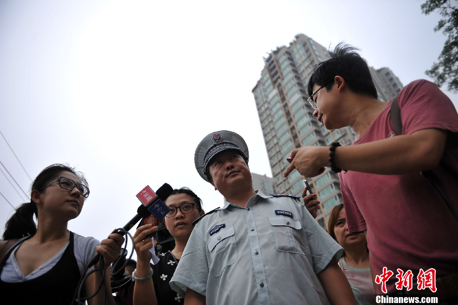 “樓頂別墅”樓下拉起警戒線 防高空墜物