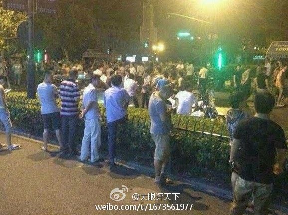 杭州街道辦官員撞車后與人爭執 百人圍觀