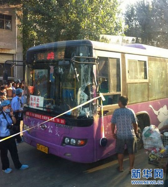 安陽公交車持刀搶劫案致2死13傷 懸賞10萬追兇