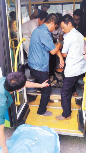 乘客暈倒 好心公交車司機駕車直達急救中心