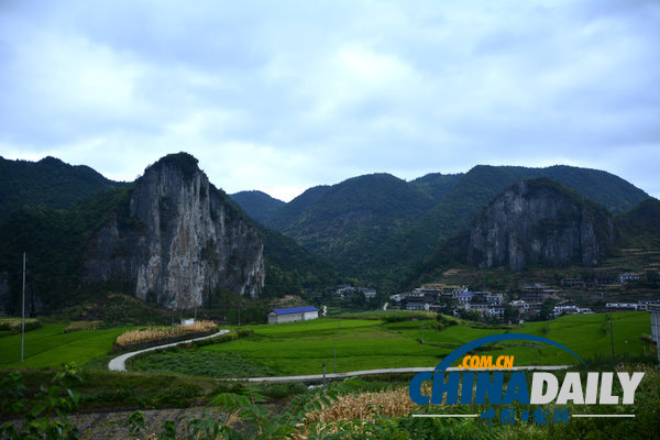 湖南漣源：國家地質公園內現1.2畝豪華墓 形似城堡