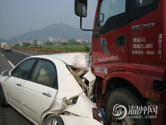 老板開車運90萬現(xiàn)金發(fā)國慶福利 高速追尾錢撒一地