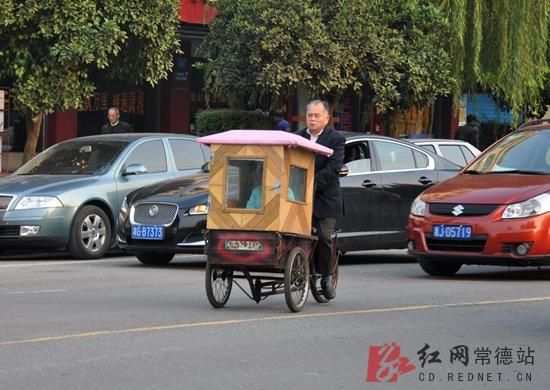 老人改裝“神車”接送孫女上學(圖)