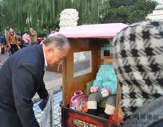 老人改裝“神車”接送孫女上學(圖)