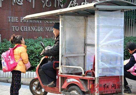 老人改裝“神車”接送孫女上學(圖)