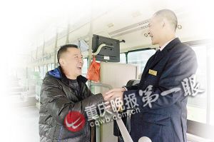 孩子落水被救父親苦尋恩人半年 公交車上偶遇