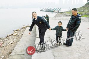 孩子落水被救父親苦尋恩人半年 公交車上偶遇