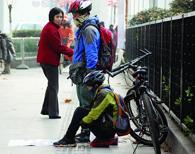 一對“驢友”地鐵口蒙臉行乞 自稱想“借”路費回家