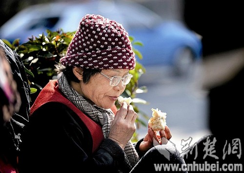 為還清十萬元債務 武漢65歲太婆每天步行送快遞 圖