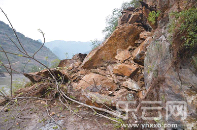 云南怒江山體崩離掩埋中巴車 致1死6傷