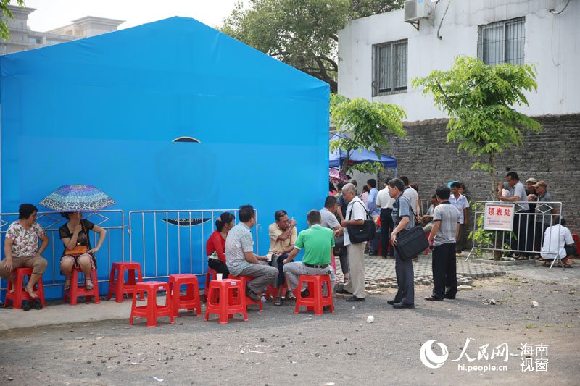 中央巡視組海南接訪點 群眾排隊來訪[組圖]