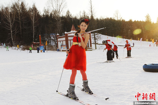 黑龍江滑雪場現風雪紅裙