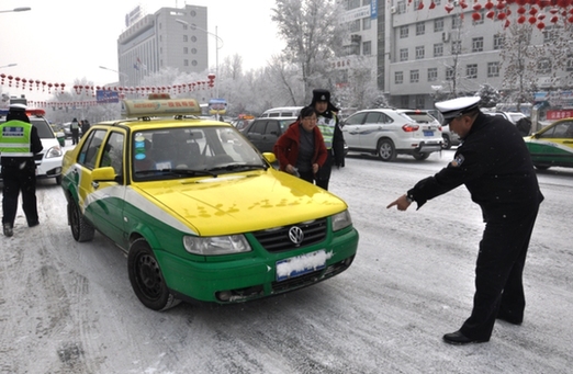 奎屯交警溫情執法贏得市民交口稱贊