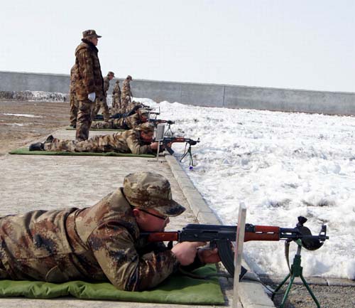 新疆兵團六師共青團農場民兵軍訓強素質