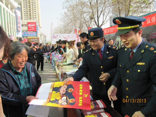 新疆奎屯市開展第十個“憲法、法律宣傳月”活動