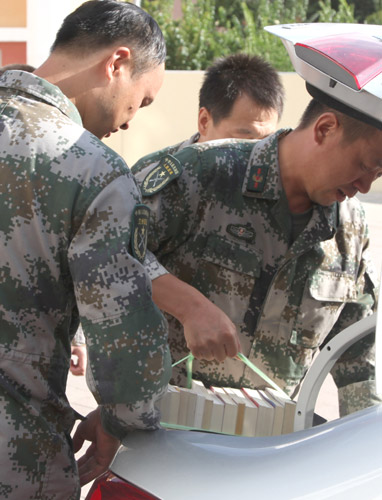 新疆克拉瑪依：擁軍圖書進軍營