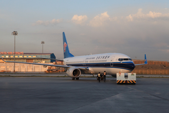 南航波音737-800客機首飛疆內支線航班