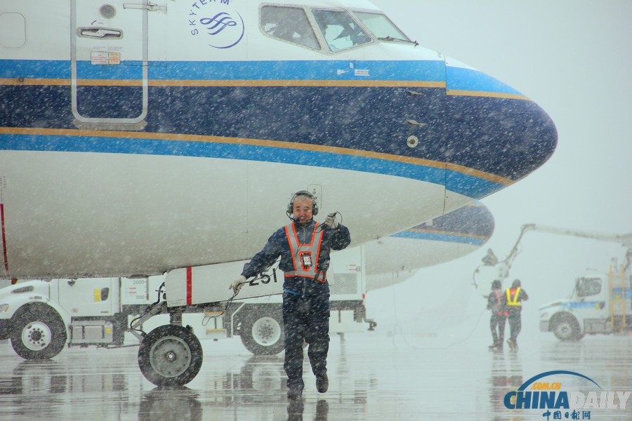 烏機場迎今冬首場降雪 南航新疆進入“冬運模式”